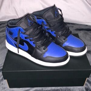 Jordan 1s mids hyper royal blue GS